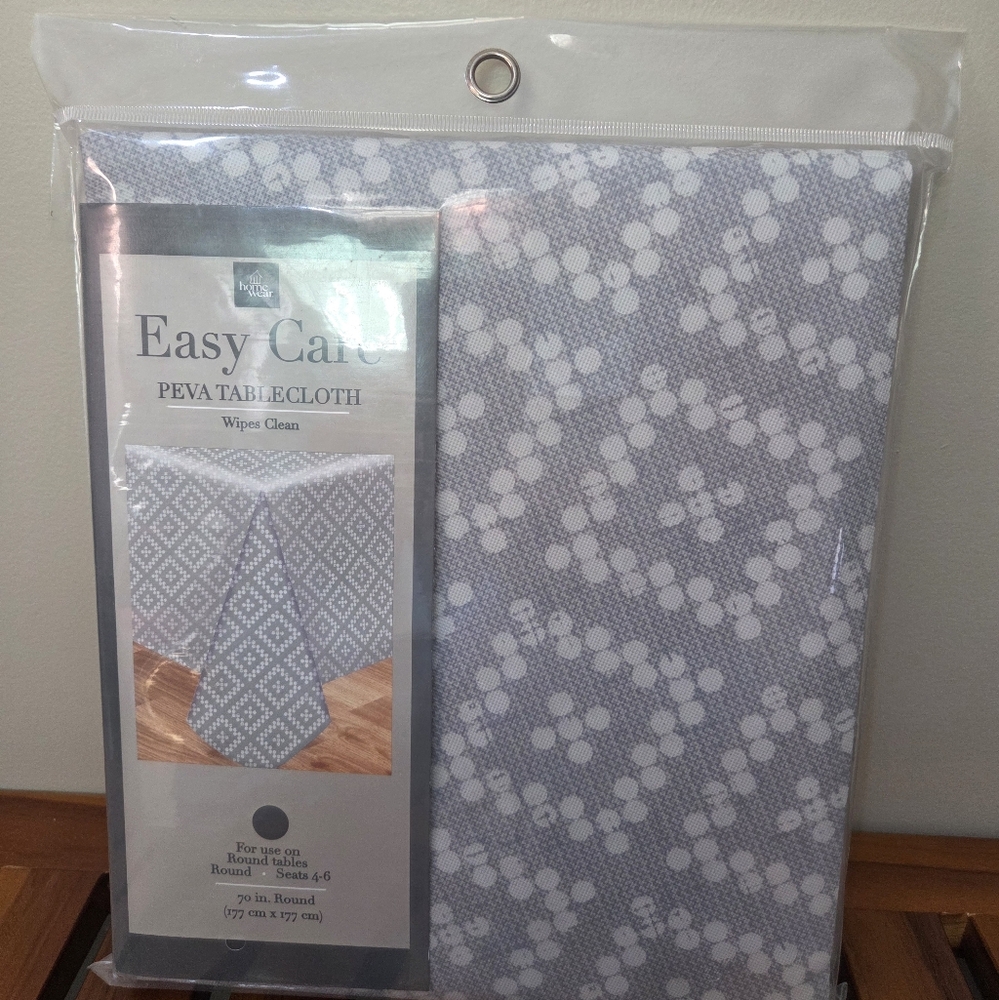 Peca Diamond Pattern 70in. Round  Tablecloth NEW